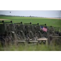 Des porte-engins blindés américains Oshkosh M1070A0 HET stationnent sur le camp de Suippes.