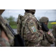 Ecusson du 516e régiment du train (RT) sur le treillis d'un soldat américain à Suippes.