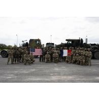 Portrait de groupe des soldats du 516e régiment du train (RT) et de la 16th Sustainment Brigade sur le camp de Suippes.
