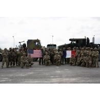 Portrait de groupe des soldats du 516e régiment du train (RT) et de la 16th Sustainment Brigade sur le camp de Suippes.