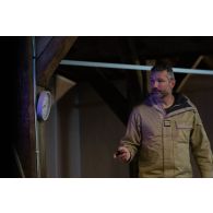 Un officier de l'état-major de la 3e division dirige un breifing au centre opérationnel de Mourmelon.