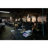 Des officiers de l'état-major de la 3e division travaillent au centre opérationnel de Mourmelon.