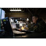 Un officier de l'état-major de la 3e division travaille au centre opérationnel de Mourmelon.