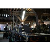 Un officier de l'état-major de la 3e division travaille au centre opérationnel de Mourmelon.