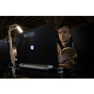 Un soldat de l'état-major de la 3e division travaille au centre opérationnel de Mourmelon.