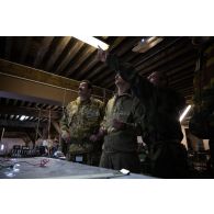 Un officier de l'état-major de la 3e division travaille avec ses homologues belge et britannique au centre opérationnel de Mourmelon.