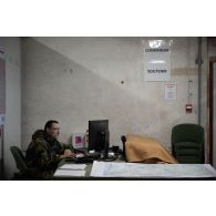 Un soldat de l'état-major de la 3e division travaille au centre opérationnel de Mourmelon.