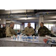 Les généraux Rémy Cadapeaud et Philippe Sagon dirigent un briefing sur carte au centre opérationnel de la 3e division à Mourmelon.