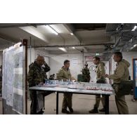 Des officiers de l'état-major de la 3e division travaillent au centre opérationnel de Mourmelon.