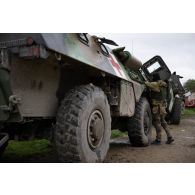 Un auxiliaire sanitaire du Service de santé des armées (SSA) embarque à bord d'un véhicule de l'avant blindé sanitaire (VAB SAN) à Saint-Germainmont.