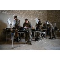 Une équipe médicale du Service de santé des armées (SSA) soigne des soldats simulant une blessure au Rôle 1 de Saint-Germainmont.