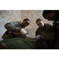Une équipe médicale du Service de santé des armées (SSA) soigne un soldat simulant simulant une blessure au Rôle 1 de Saint-Germainmont.