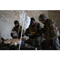 Une équipe médicale du Service de santé des armées (SSA) soigne un soldat simulant une blessure au Rôle 1 de Saint-Germainmont.