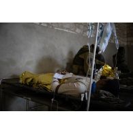 Un soldat simulant une blessure est pris en charge au Rôle 1 de Saint-Germainmont.