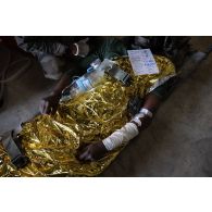 Un soldat simulant une blessure grave attend d'être évacué depuis le Rôle 1 de Saint-Germainmont.