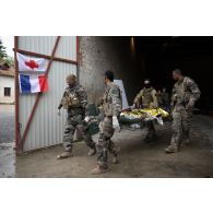Une équipe médicale du Service de santé des armées (SSA) évacue un soldat simulant une blessure grave depuis le Rôle 1 de Saint-Germainmont.