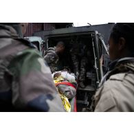 Une équipe médicale du Service de santé des armées (SSA) évacue un soldat simulant une blessure grave par véhicule de l'avant blindé sanitaire (VAB SAN) depuis le Rôle 1 de Saint-Germainmont.