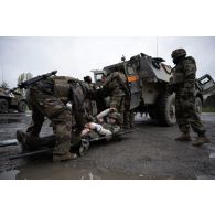 Une équipe médicale du Service de santé des armées (SSA) évacue un soldat simulant une blessure grave par véhicule de l'avant blindé sanitaire (VAB SAN) à l'antenne chirurgicale de Saint-Germainmont.