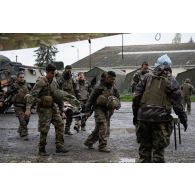 Une équipe médicale du Service de santé des armées (SSA) évacue un soldat simulant une blessure grave par véhicule de l'avant blindé sanitaire (VAB SAN) à l'antenne chirurgicale de Saint-Germainmont.