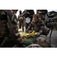 Un médecin du Service de santé des armées (SSA) contrôle l'état d'un soldat simulant une blessure grave à l'antenne chirurgicale de Dizy-le-Gros.