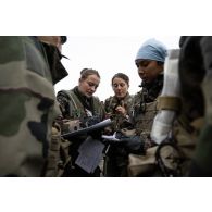Une équipe médicale du Service de santé des armées (SSA) contrôle l'état des blessés à l'antenne chirurgicale de Dizy-le-Gros.