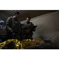 Des médecins du Service de santé des armées (SSA) soignent un soldat simulant une blessure grave à l'antenne chirurgicale de Dizy-le-Gros.