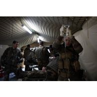 Un infirmier du Service de santé des armées (SSA) pose une perfusion à l'antenne chirurgicale de Dizy-le-Gros.