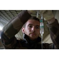 Un infirmier du Service de santé des armées (SSA) pose une perfusion à l'antenne chirurgicale de Dizy-le-Gros.