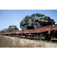 Des véhicules légers de reconnaissance et d'appui (VLRA) du 2e régiment de dragons (RD) stationnent à bord d'un train en gare de Mourmelon.