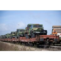 Des véhicules légers de reconnaissance et d'appui (VLRA) du 2e régiment de dragons (RD) stationnent à bord d'un train en gare de Mourmelon.