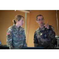 Un agent de liaison du corps de réaction rapide-France (CRR-FR) travaille avec un soldat américain au centre opérationnel de Mailly-le-Camp.