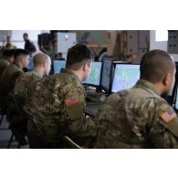 Des soldats américains travaillent sur le système de simulation Sword au centre opérationnel de Mailly-le-Camp.