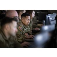 Des soldats américains travaillent sur le système de simulation Sword au centre opérationnel de Mailly-le-Camp.