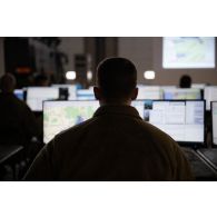 Un soldat américain travaille sur le système de simulation Sword au centre opérationnel de Mailly-le-Camp.