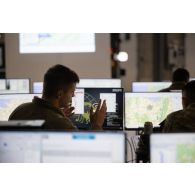 Un soldat américain travaille sur le système de simulation Sword au centre opérationnel de Mailly-le-Camp.