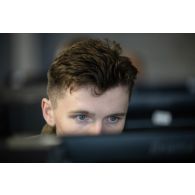 Un soldat américain travaille sur le système de simulation Sword au centre opérationnel de Mailly-le-Camp.