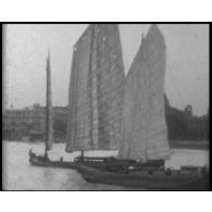 [La traversée du Yang-Tsé à bord de l'aviso colonial le "Dumont d'Urville", 1934-1936.]