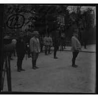 12 / 21 avril [1915]. Gérardmer. Défilé à Gerardmer. G[énér]al de Maud'huy, g[énér]al Dubail, g[énér]al de Pouydraguin, g[énér]al J[offre]. [légende d'origine]
