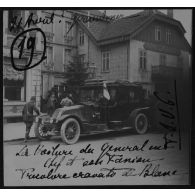 19 / 21 avril [1915]. Gerardmer. La voiture du général en chef et son fanion tricolore cravaté de blanc. T.S.V.P. [légende d'origine]