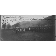 20 / 21 avril [1915]. Willer, Alsace. Le g[énér]al [Joffre] passe sur le front des troupes. [légende d'origine]