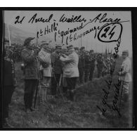24 / 21 avril [1915]. Willer, Alsace. C[ommandan]t Hellé, C[ommandan]t Guinard, C[ommandan]t Dussange. Le g[énér]al [Joffre] décore son gendre. [légende d'origine]
