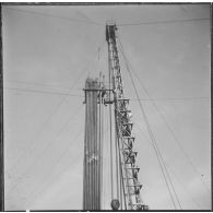 Sidi Mohammed Ben Aouda. Puits ODM6 de la SN REPAL (société nationale de recherche et d'exploitation de pétrole en Algérie). Sommet du derrick.