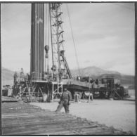 Sidi Mohammed Ben Aouda. Puits ODM6 de la SN REPAL (société nationale de recherche et d'exploitation de pétrole en Algérie). Le derrick.