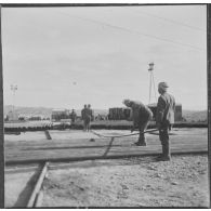 Sidi Mohammed Ben Aouda. Puits ODM6 de la SN REPAL (société nationale de recherche et d'exploitation de pétrole en Algérie). Après usage, les tuyaux sont nettoyés et rangés soigneusement.