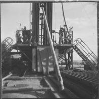 Sidi Mohammed Ben Aouda. Puits ODM6 de la SN REPAL (société nationale de recherche et d'exploitation de pétrole en Algérie). Pose de la sonde.
