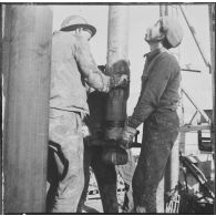 Sidi Mohammed Ben Aouda. Puits ODM6 de la SN REPAL (société nationale de recherche et d'exploitation de pétrole en Algérie). Pose de la carotte par des spécialistes.