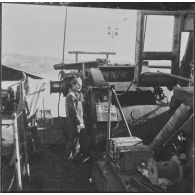 Sidi Mohammed Ben Aouda. Puits ODM6 de la SN REPAL (société nationale de recherche et d'exploitation de pétrole en Algérie). Ouvrier qui commande la sonde.