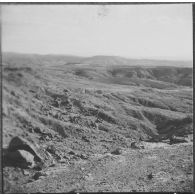 Sidi Mohammed Ben Aouda. Puits ODM6 de la SN REPAL (société nationale de recherche et d'exploitation de pétrole en Algérie). Paysage dans lequel se trouve le chantier.