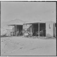 Sidi Mohammed Ben Aouda. Puits ODM6 de la SN REPAL (société nationale de recherche et d'exploitation de pétrole en Algérie). Centrale électrique.