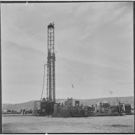 Sidi Mohammed Ben Aouda. Puits ODM6 de la SN REPAL (société nationale de recherche et d'exploitation de pétrole en Algérie). Le derrick.